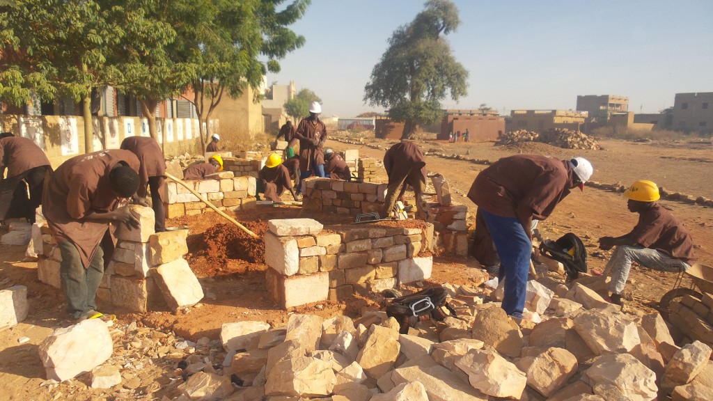 Au Mali, contre l’exclusion, Acting for Life investit dans la pierre.