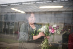 Après la cueillette, Cécile s’attèle à la composition d’un bouquet © Martin Varret